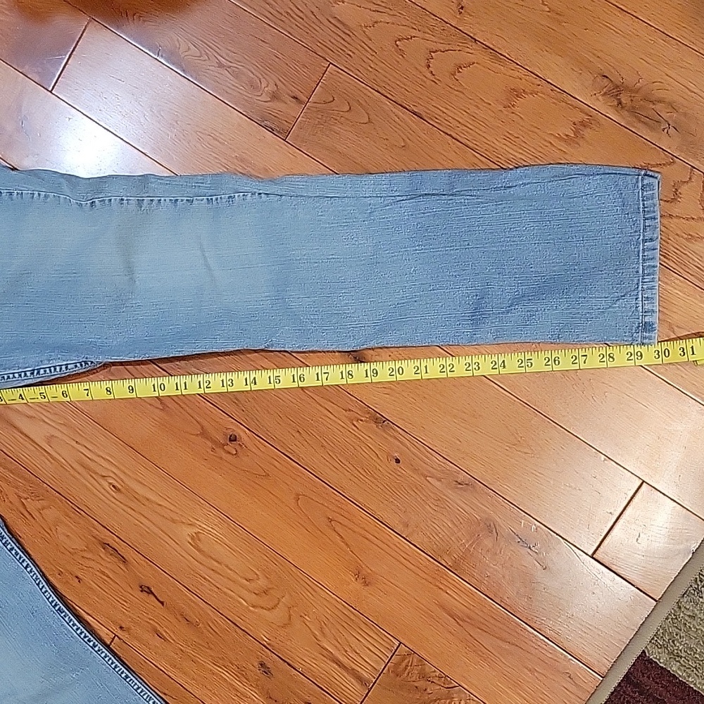 Levis - Picture 4 of 8